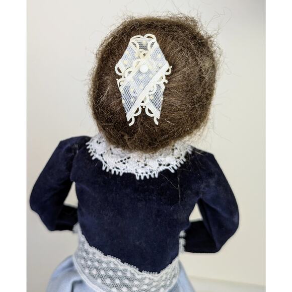 Byers' Choice Caroler Vintage 1987 Woman Gray Skirt White Muff Lace Collar Cuffs - Picture 3 of 8